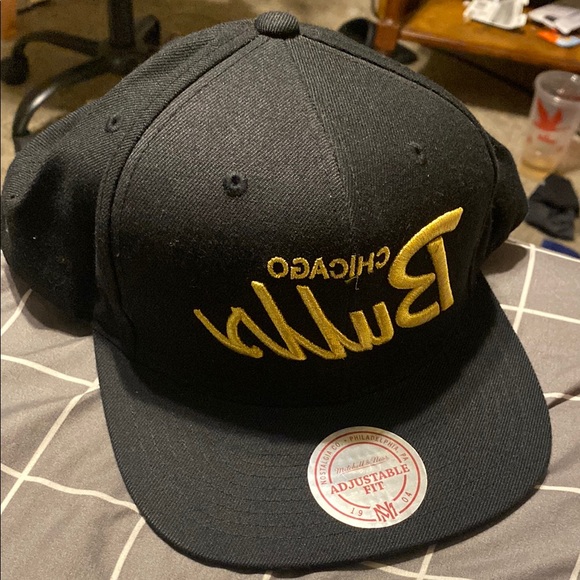 Chicago Bulls Black Snapback Hat - Picture 1 of 3